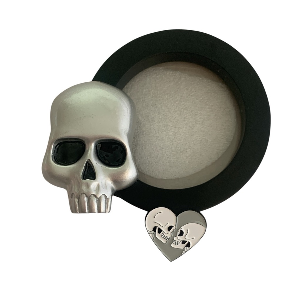 Silver & Black Skull Circle Photo Frame + Heart Skull Pin Bundle